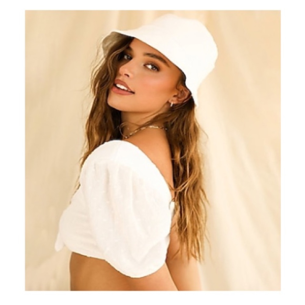 NWT Dippin’ Daisy’s White Bucket Hat